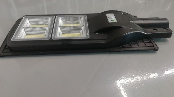 ป้องกัน UV 200W 110lm / W IP65 ไฟถนนพลังงานแสงอาทิตย์ในตัว